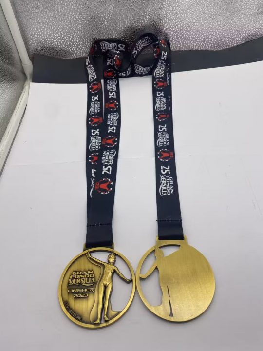 Al momento stai visualizzando Sono pronte le 1000 medaglie per i primi 1000 iscritti l’edizione 2023 della Granfondo della Versilia