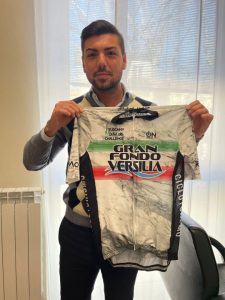 Scopri di più sull'articolo Consegna della maglia ufficiale all’Assessore dello sport di Viareggio